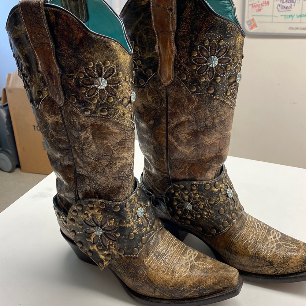 Women’s Corral cowgirl boots 8 1/2 med.  good condition